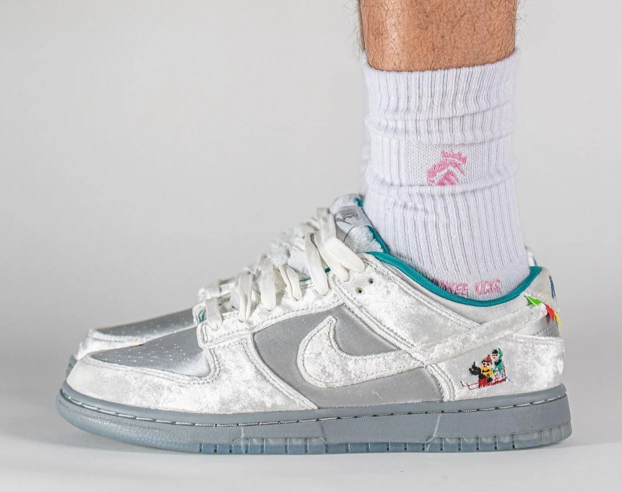 Top 10 đôi sneaker thú vị nhất mọi thời đại dành cho mùa Giáng Sinh Hinh anh 10: Top 10 doi sneaker thu vi nhat moi thoi dai danh cho mua Giang Sinh