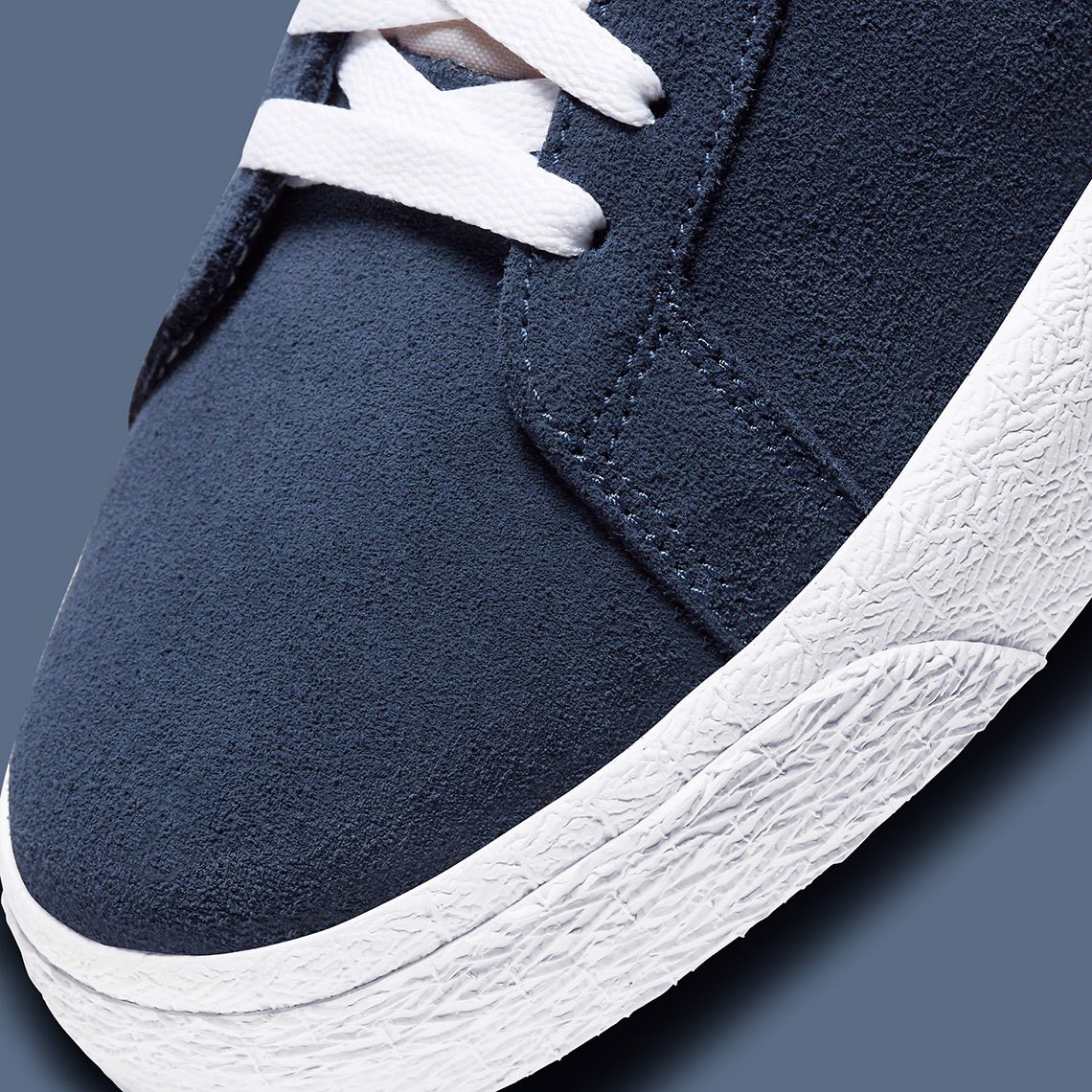 xanh-navy-va-trang-co-dien-la-phoi-mau-tiep-theo-ha-canh-noi-nike-sb-blazer-mid