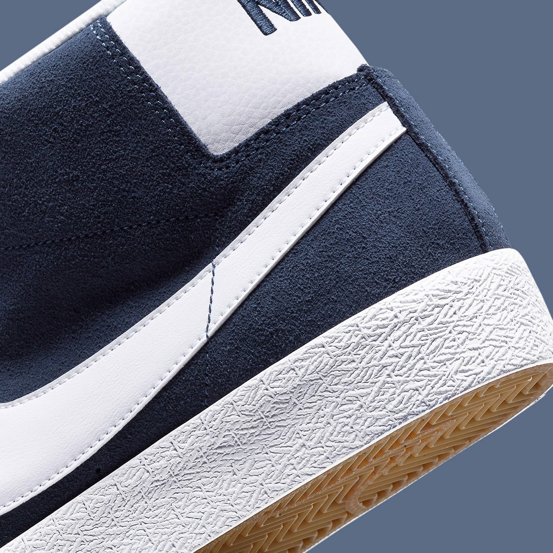 xanh-navy-va-trang-co-dien-la-phoi-mau-tiep-theo-ha-canh-noi-nike-sb-blazer-mid
