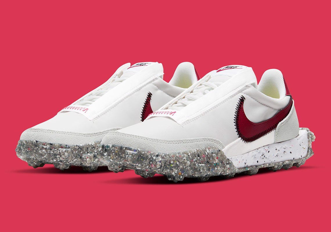 bao-ve-moi-truong-cung-nike-voi-thiet-ke-nike-waffle-racer-crater-smoke-grey-and-gym-red-moi-nhat