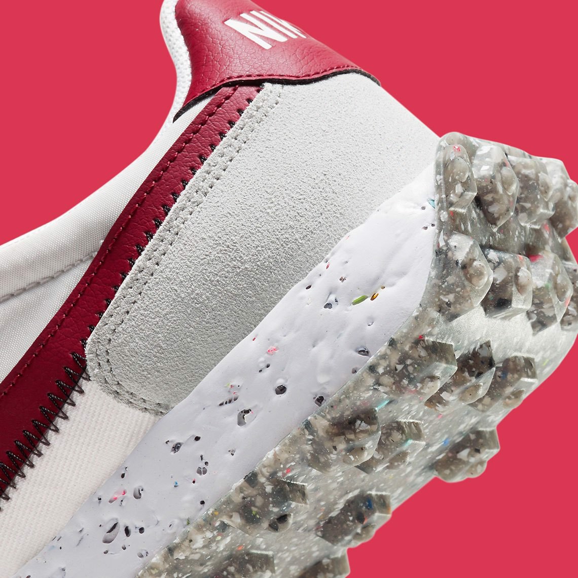 bao-ve-moi-truong-cung-nike-voi-thiet-ke-nike-waffle-racer-crater-smoke-grey-and-gym-red-moi-nhat