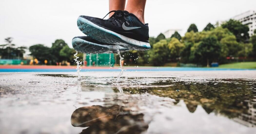 nike-co-duoc-tieng-tam-nhu-hien-tai-la-do-logo-swoosh-hay-nguoc-lai