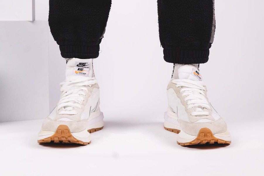 sacai-va-nike-tiep-tuc-bat-tay-nhau-trong-phoi-mau-moi-nhat-cua-vaporwaffle-mang-ten-sail