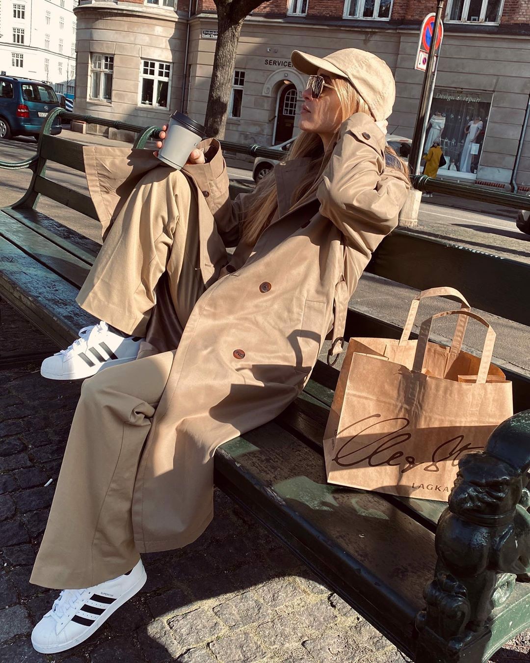 bien-hoa-phong-cach-ca-tuan-chi-voi-mot-doi-giay-adidas-superstar