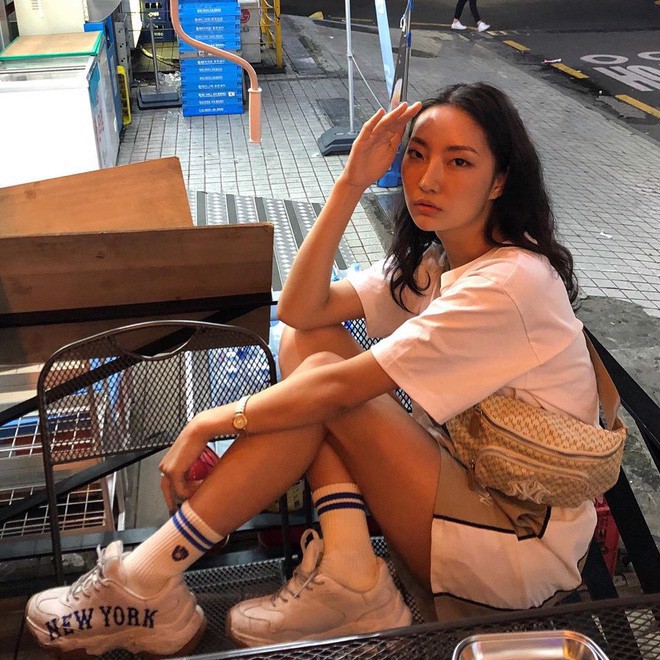 Tất tần tật các tip phối đồ cùng với giày MLB cho các cô nàng 2021 Hinh anh 2: Tat tan tat cac tip phoi do cung voi giay MLB cho cac co nang 2021