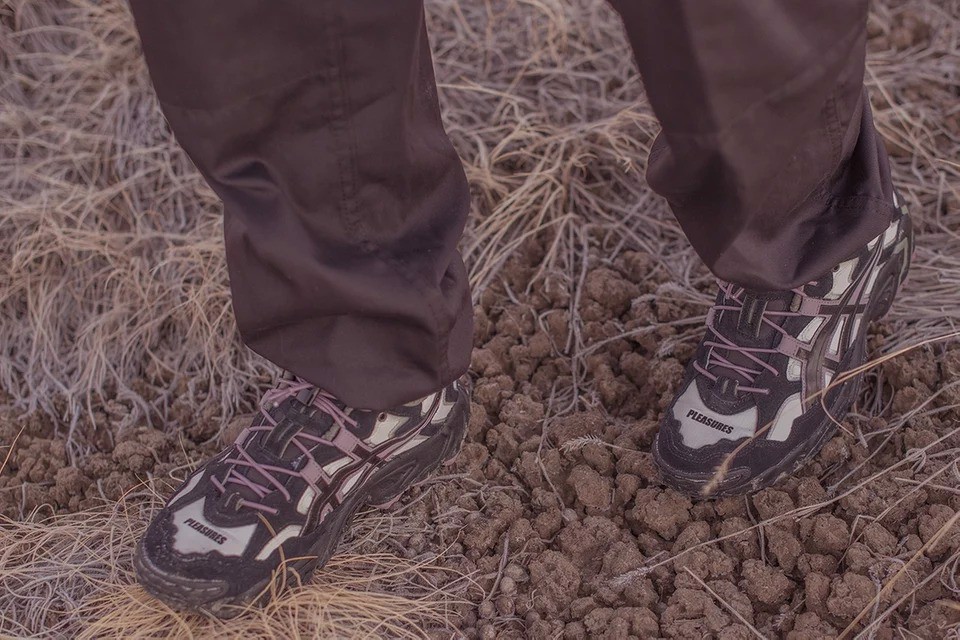 PLEASURES chạm tay lên tác phẩm GEL-Nandi OG của ASICS