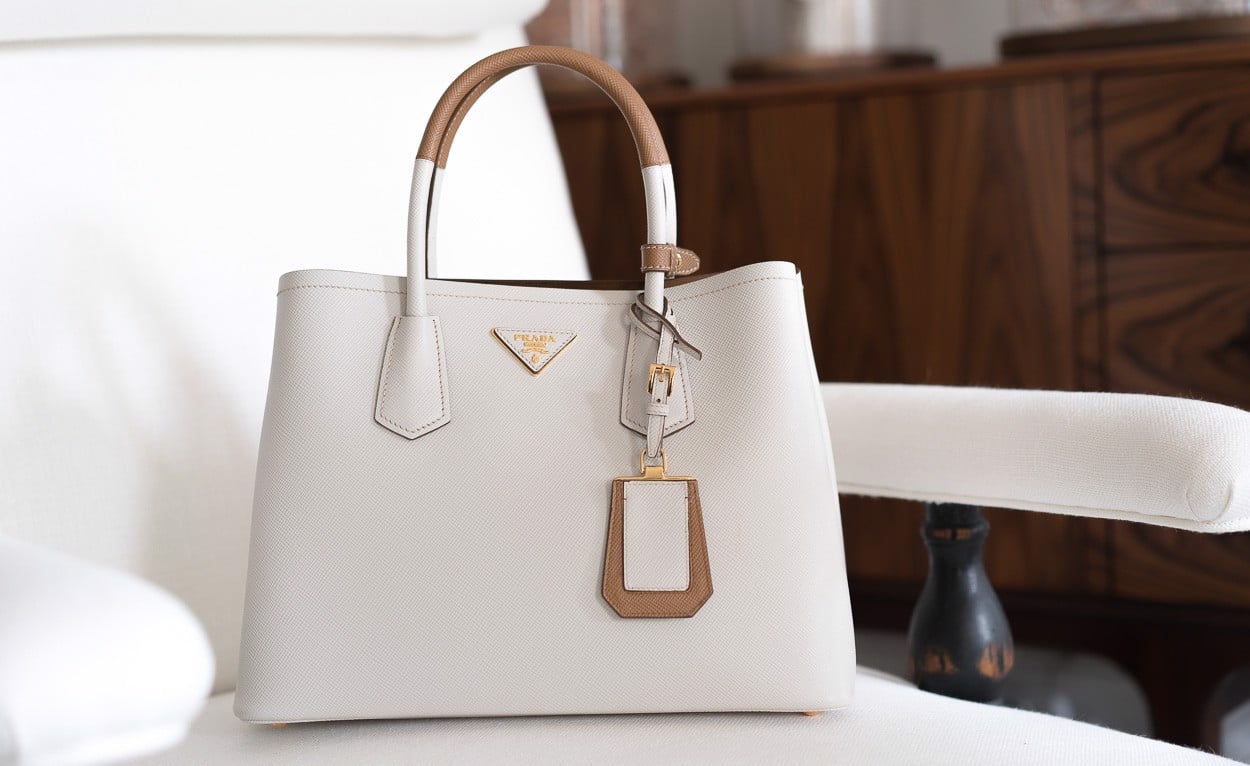 Hinh anh 4: Nhung chiec tui Tote den tu Prada ma ban nen so huu
