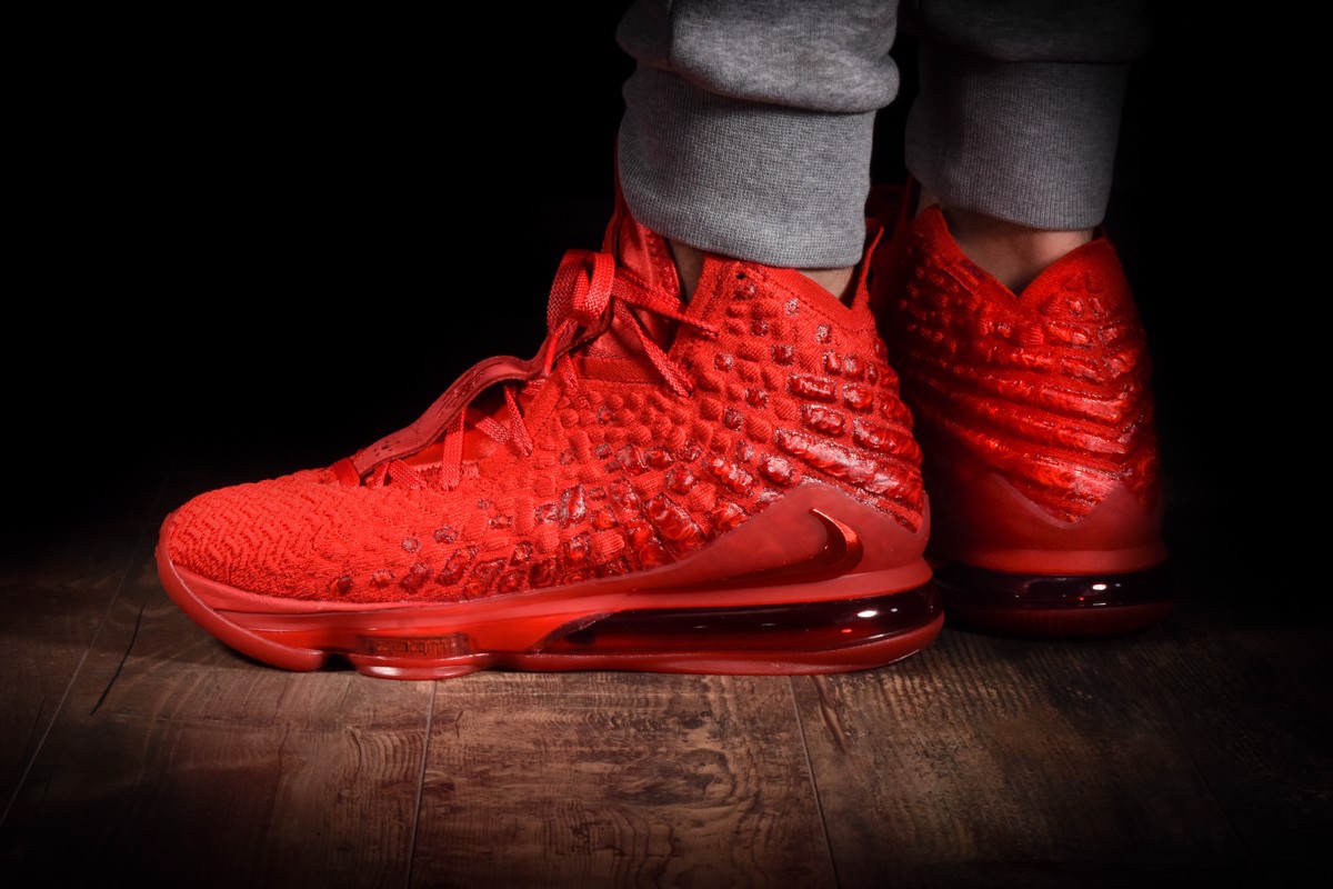 diem-danh-9-li-do-can-luu-y-khi-mua-nike-lebron-17