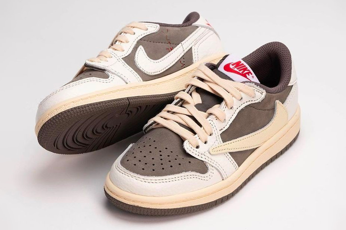 Những thông tin về đôi giày Air Jordan 1 mới nhất của Travis Scott Hinh anh 3: Nhung thong tin ve doi giay Air Jordan 1 moi nhat cua Travis Scott