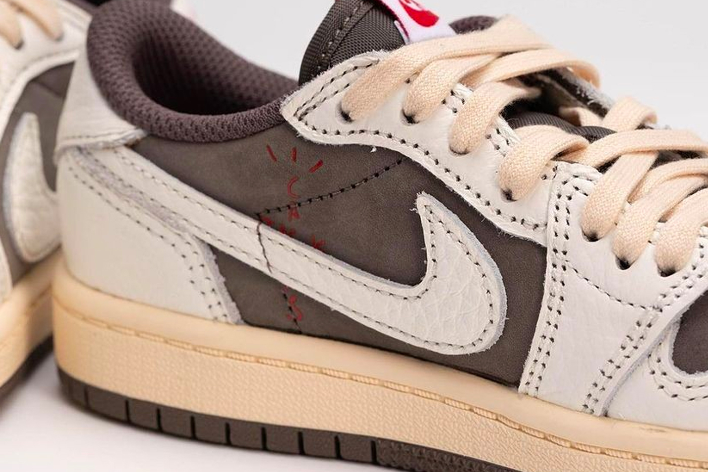 Những thông tin về đôi giày Air Jordan 1 mới nhất của Travis Scott Hinh anh 6: Nhung thong tin ve doi giay Air Jordan 1 moi nhat cua Travis Scott