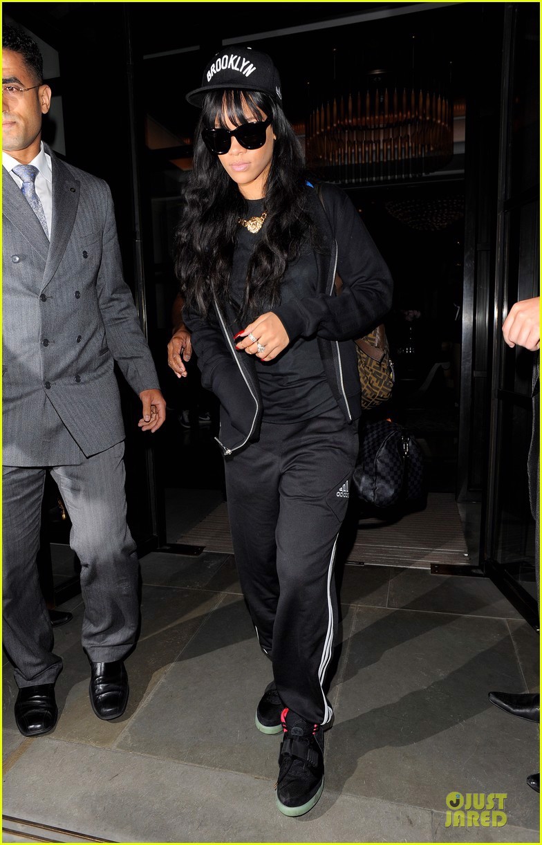 Rihanna và 10 khoảnh khắc ấn tượng với sneakers Hinh anh 5: Rihanna va 10 khoanh khac an tuong voi sneakers