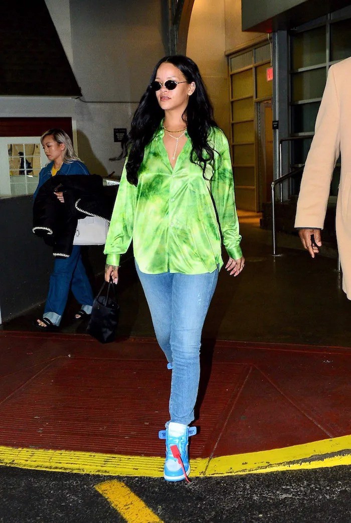 Rihanna và 10 khoảnh khắc ấn tượng với sneakers Hinh anh 7: Rihanna va 10 khoanh khac an tuong voi sneakers