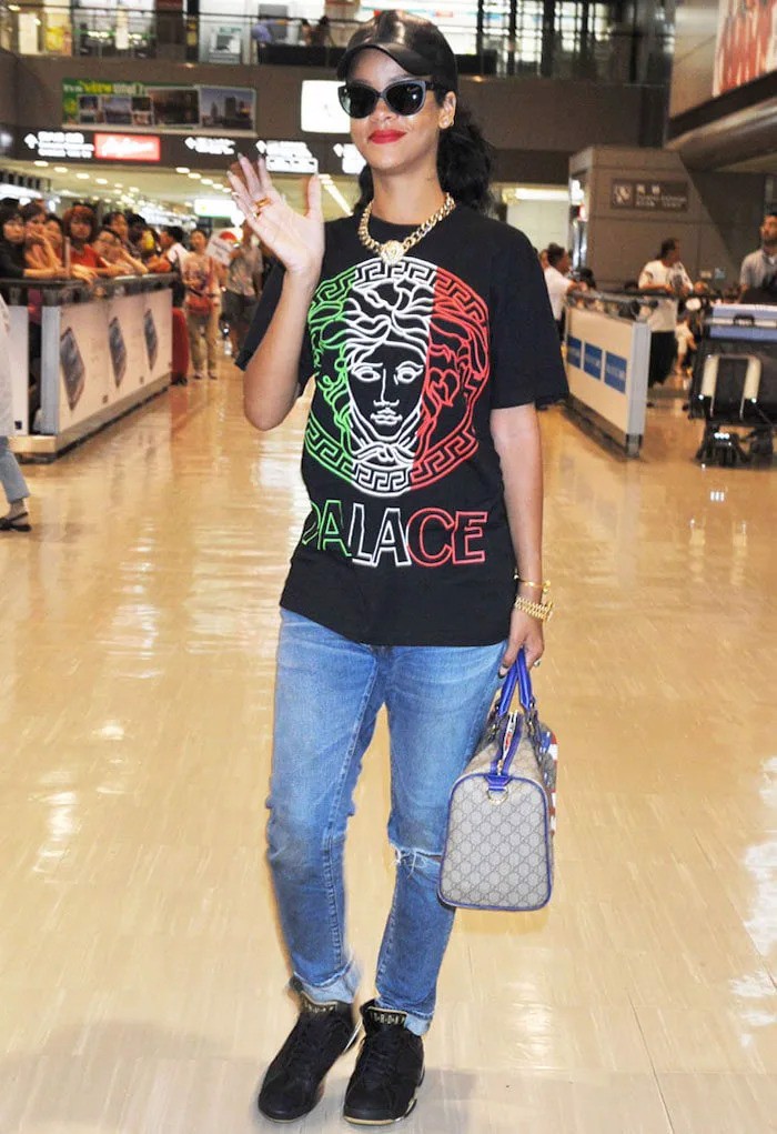 Rihanna và 10 khoảnh khắc ấn tượng với sneakers Hinh anh 4: Rihanna va 10 khoanh khac an tuong voi sneakers