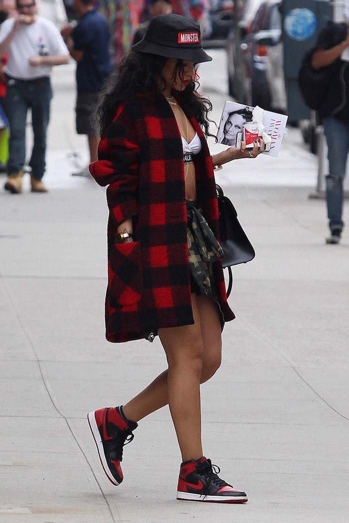 Rihanna và 10 khoảnh khắc ấn tượng với sneakers Hinh anh 1: Rihanna va 10 khoanh khac an tuong voi sneakers