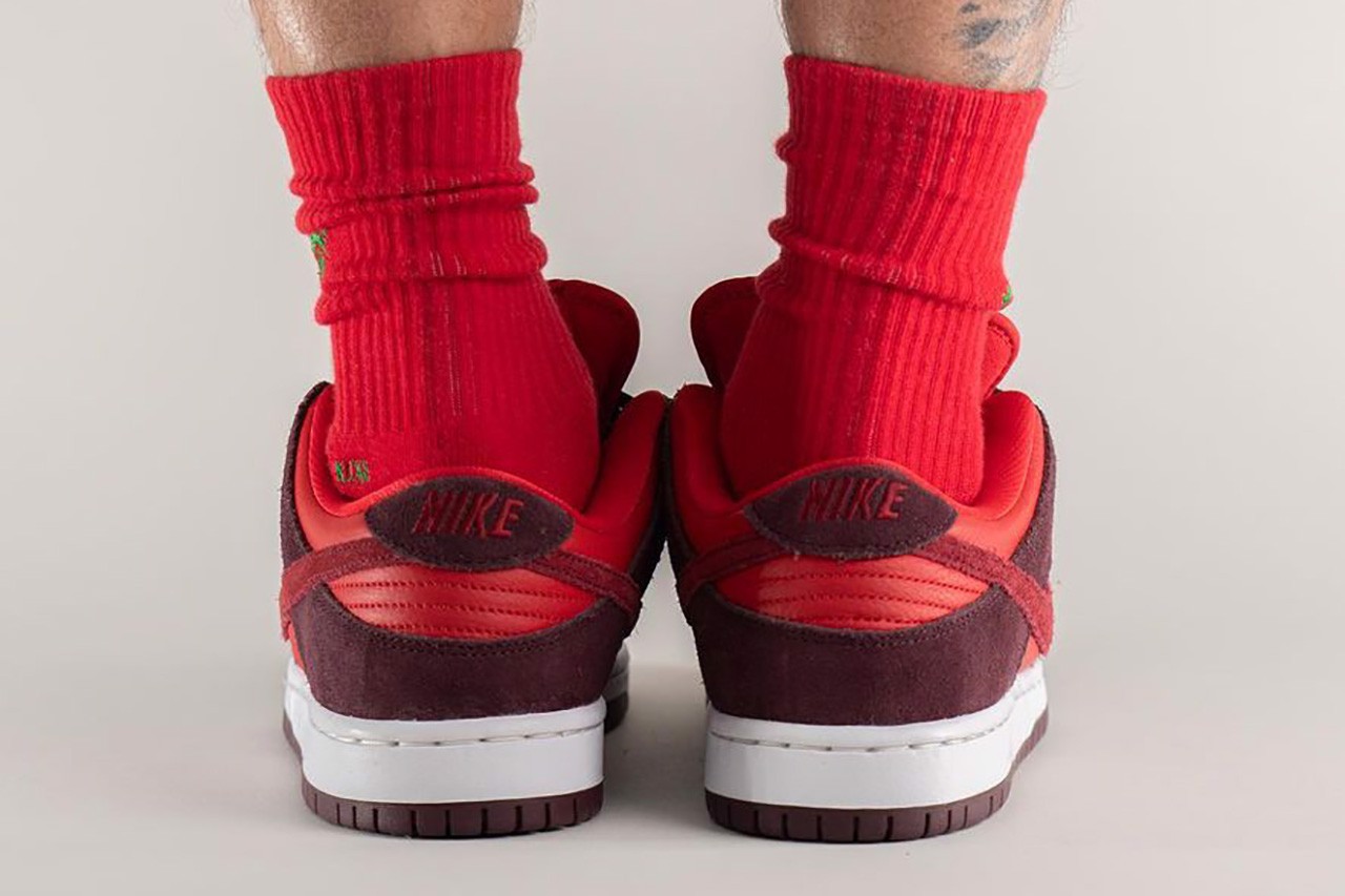 cam-nhan-50-sac-thai-cua-mau-do-tren-nike-sb-dunk-low-cherry