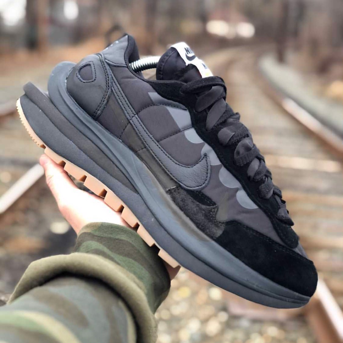 vai-hinh-anh-ve-su-ket-hop-sacai-x-nike-vaporwaffle-de-gum-black-moi