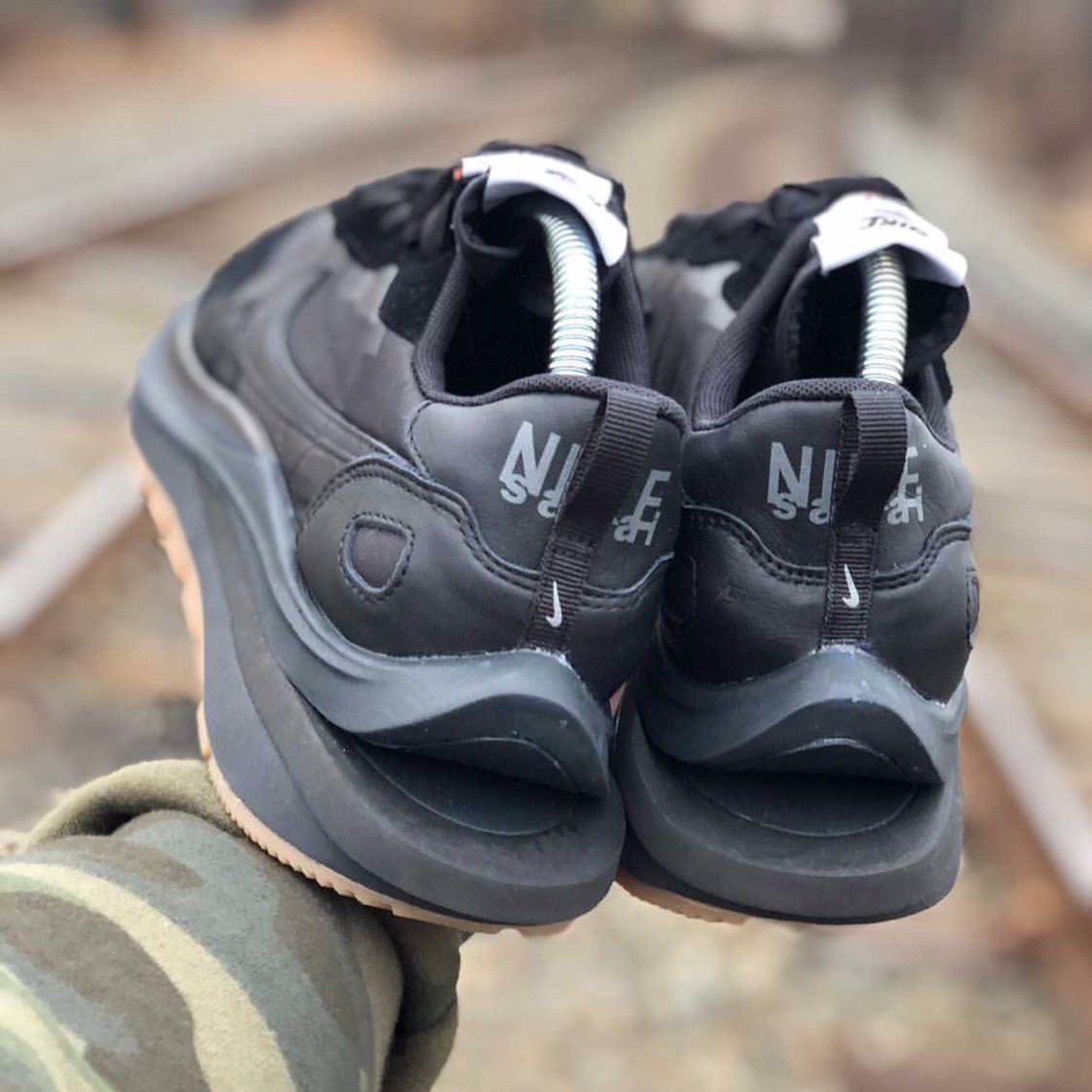 vai-hinh-anh-ve-su-ket-hop-sacai-x-nike-vaporwaffle-de-gum-black-moi