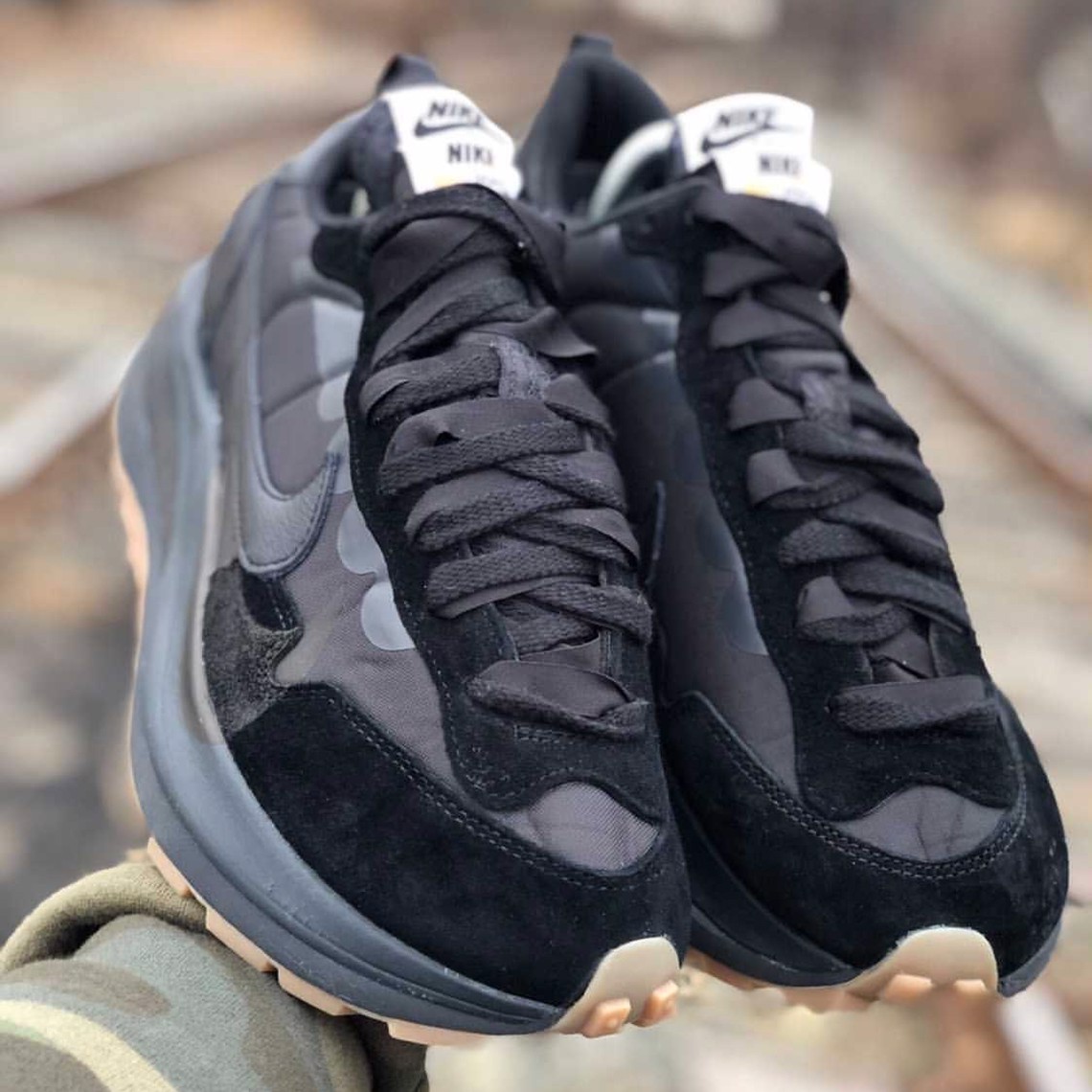 vai-hinh-anh-ve-su-ket-hop-sacai-x-nike-vaporwaffle-de-gum-black-moi