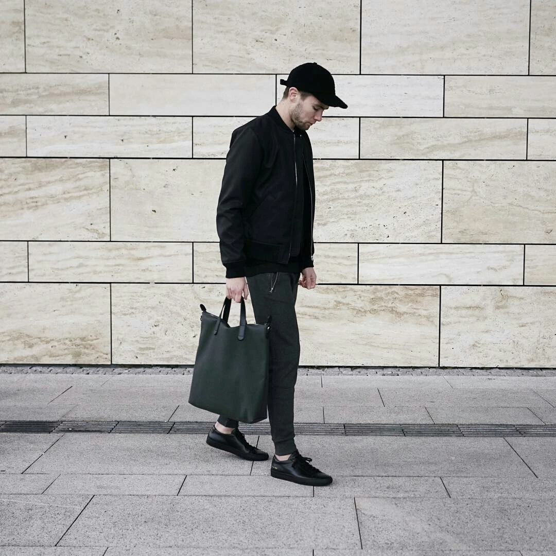 top-12-doi-sneaker-den-de-phoi-do-nhat-nam-2021