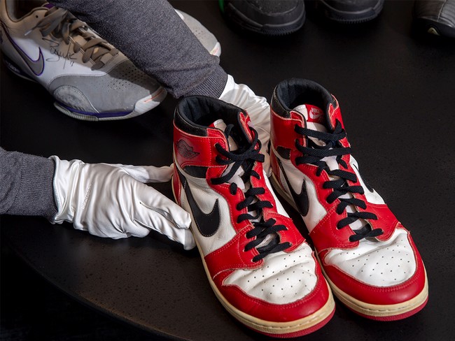 doi-giay-tung-mang-tren-chan-michael-jordan-duoc-ban-dau-gia