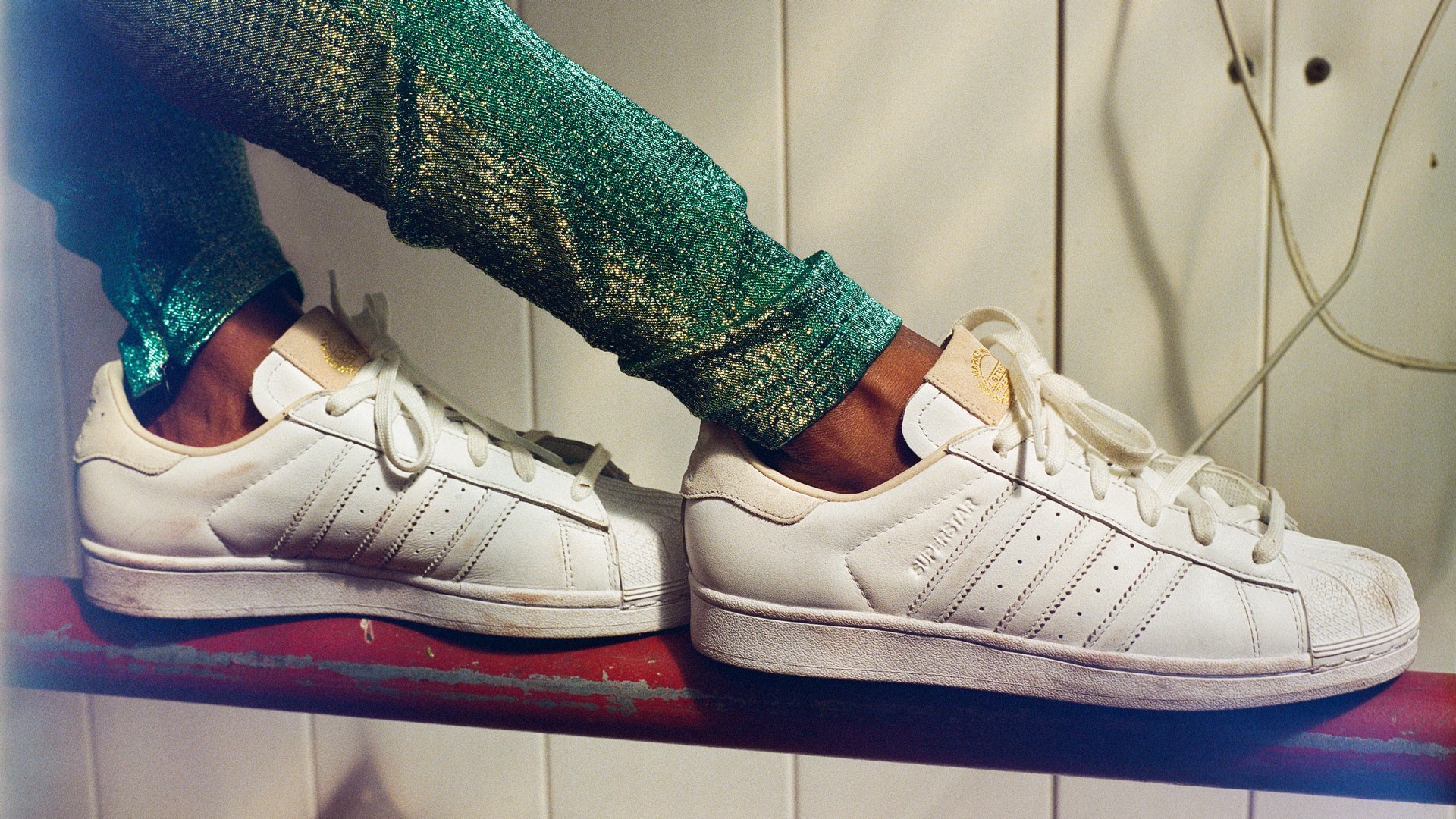 Bí mật lịch sử của mẫu Sneaker trắng huyền thoại tạo nên sự vĩ đại của Adidas Hinh anh 4: Bi mat lich su cua mau Sneaker trang huyen thoai tao nen su vi dai cua Adidas