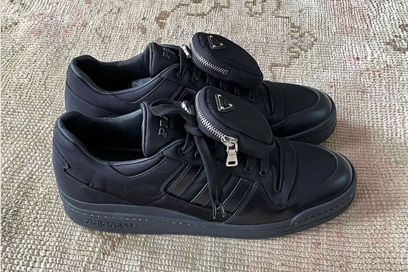 Hình ảnh đầu tiên của phiên bản Prada x adidas Originals Forum Low "Triple Black" Hinh anh 3: Hinh anh dau tien cua phien ban Prada x adidas Originals Forum Low "Triple Black"