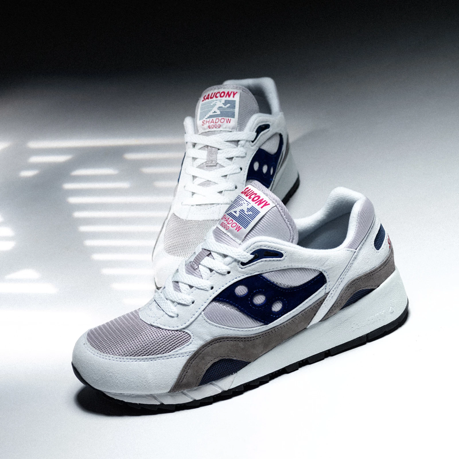 saucony-chinh-thuc-ra-mat-tro-lai-voi-nguoi-ham-mo-doi-giay-shadow-600