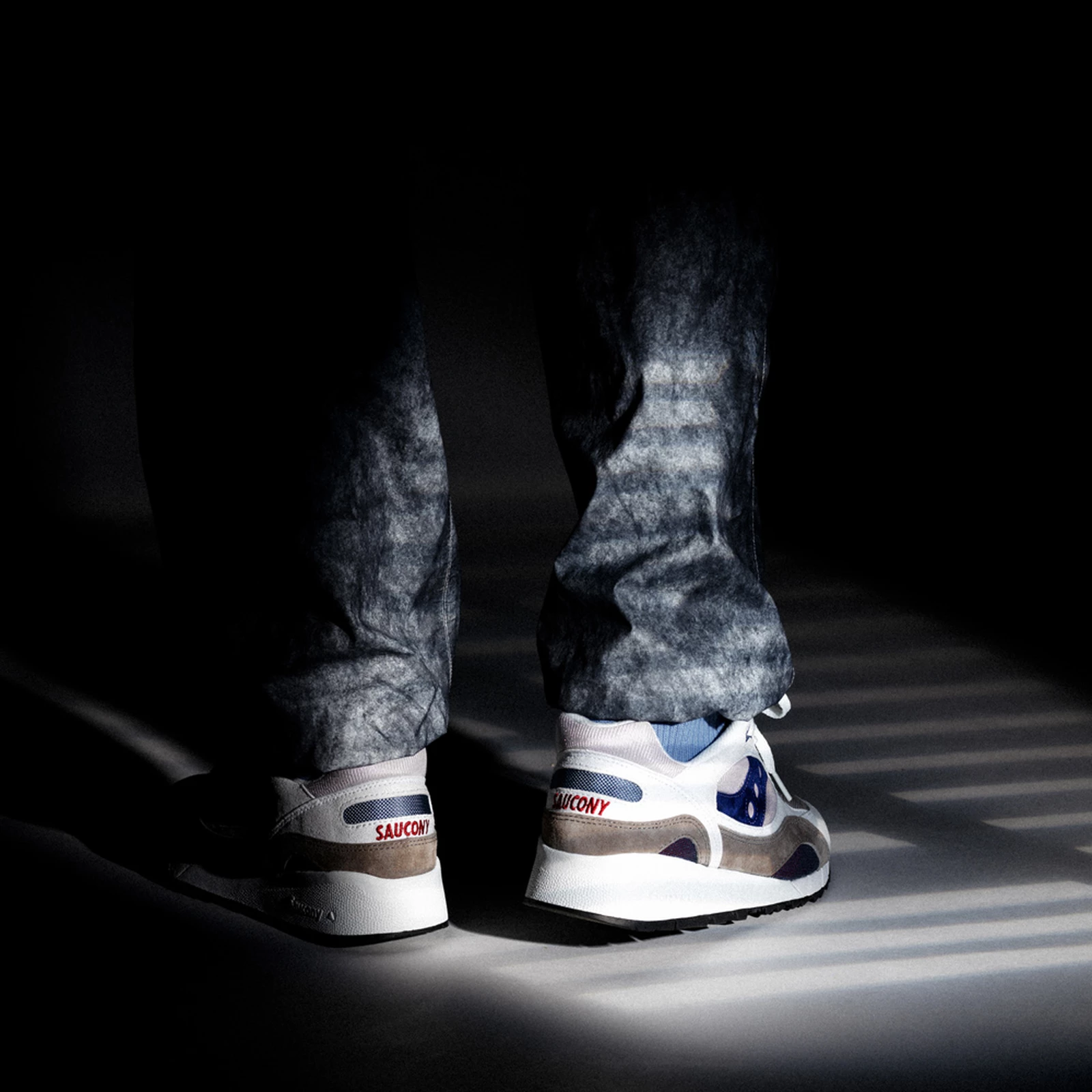 saucony-chinh-thuc-ra-mat-tro-lai-voi-nguoi-ham-mo-doi-giay-shadow-600