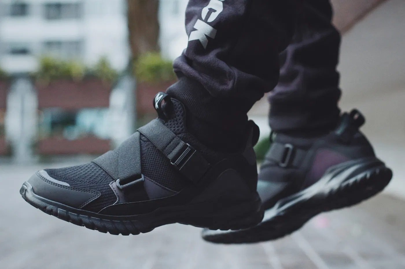 top-12-doi-sneaker-den-de-phoi-do-nhat-nam-2021