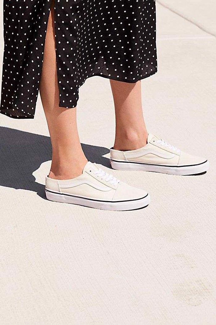 mule-sneakers-giay-dap-got-hua-hen-se-tro-lai-de-gay-bao-suot-ca-mua-he-oi-buc-nay