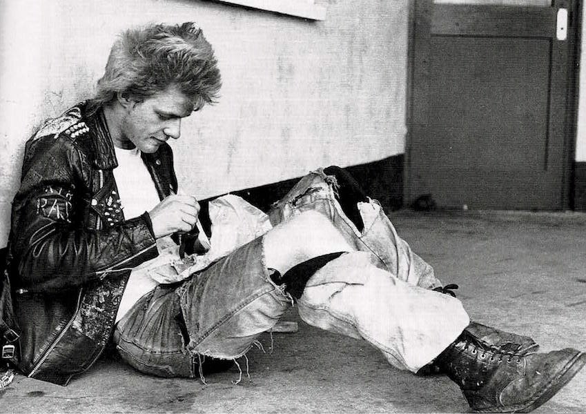 dr.-martens:-mot-bieu-tuong-lon-trong-the-gioi-giay-the-thao