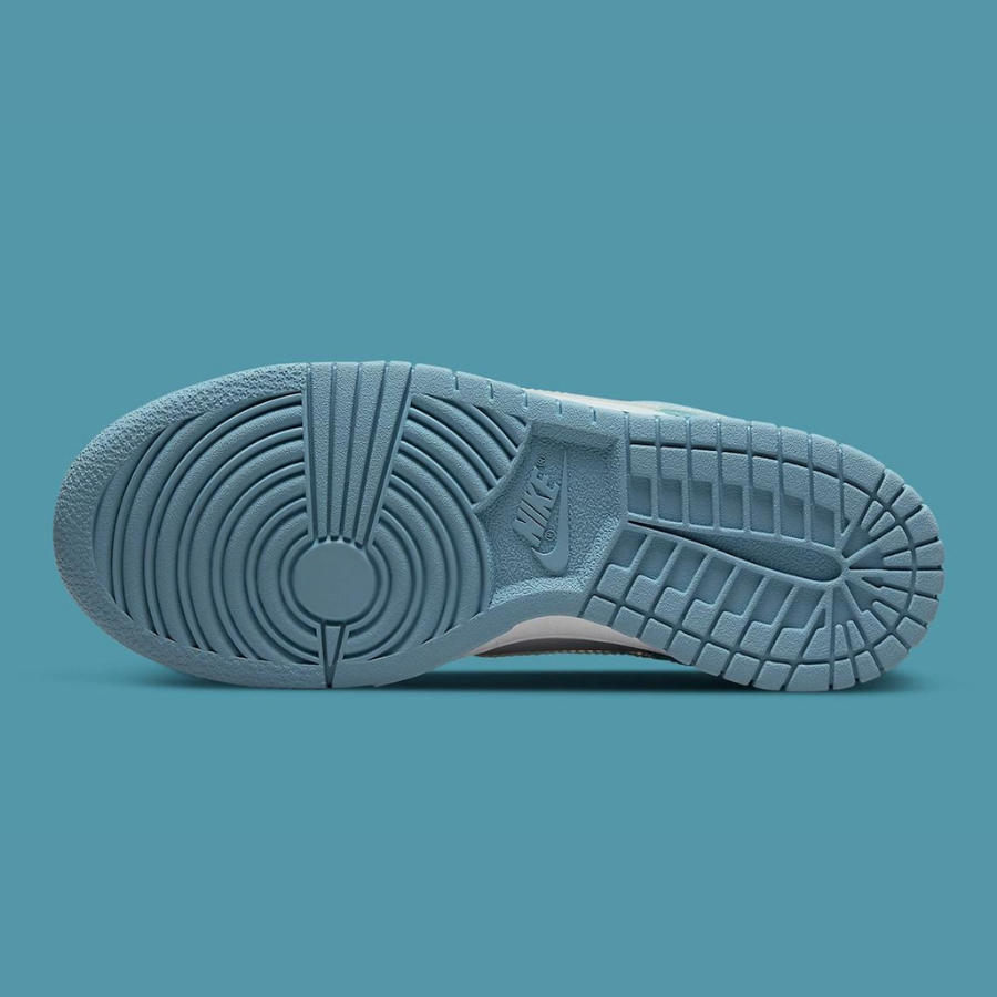 phien-ban-nike-dunk-low-mau-xanh-lam-so-huu-phan-logo-nike-swoosh-trong-suot