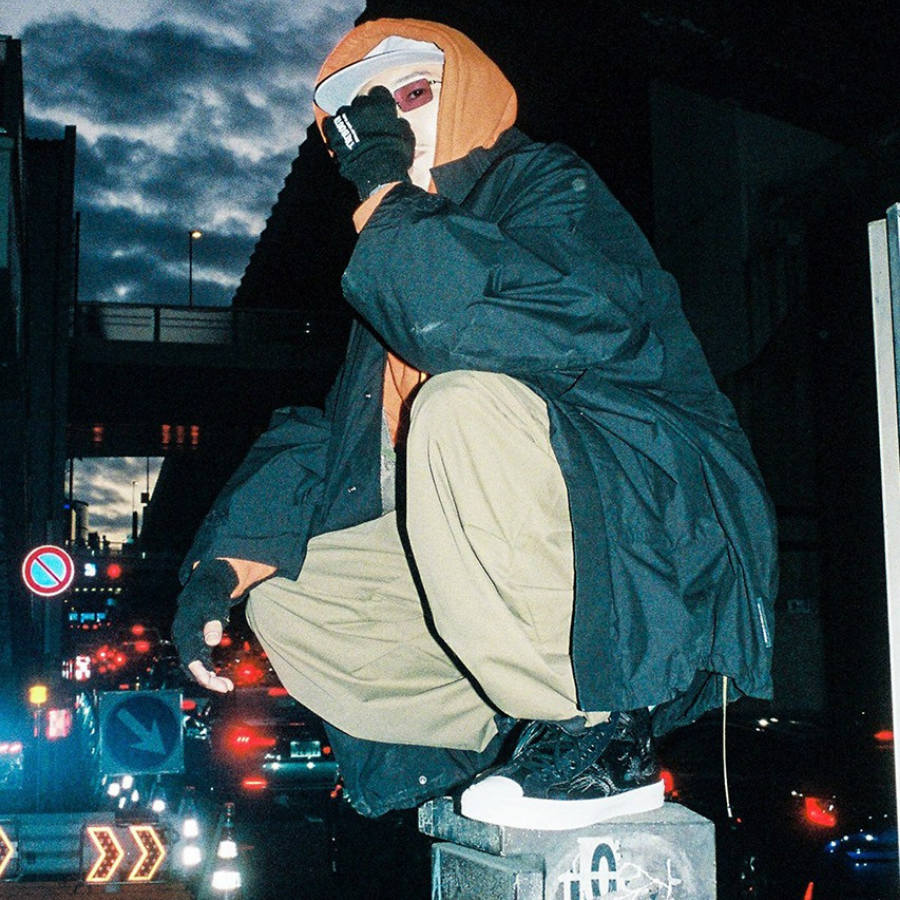 shinpei-ueno-theu-hinh-xam-cua-minh-len-giay-mau-converse-skateboarding