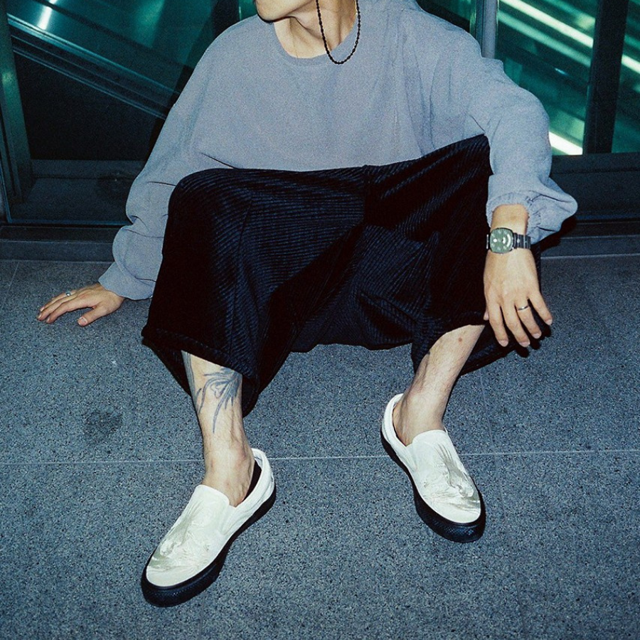 shinpei-ueno-theu-hinh-xam-cua-minh-len-giay-mau-converse-skateboarding