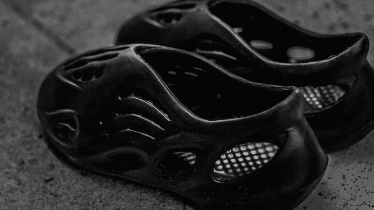 Cách phân biệt những đôi Yeezy Foam Runner là real hay fake Hinh anh 1: Cach phan biet nhung doi Yeezy Foam Runner la real hay fake