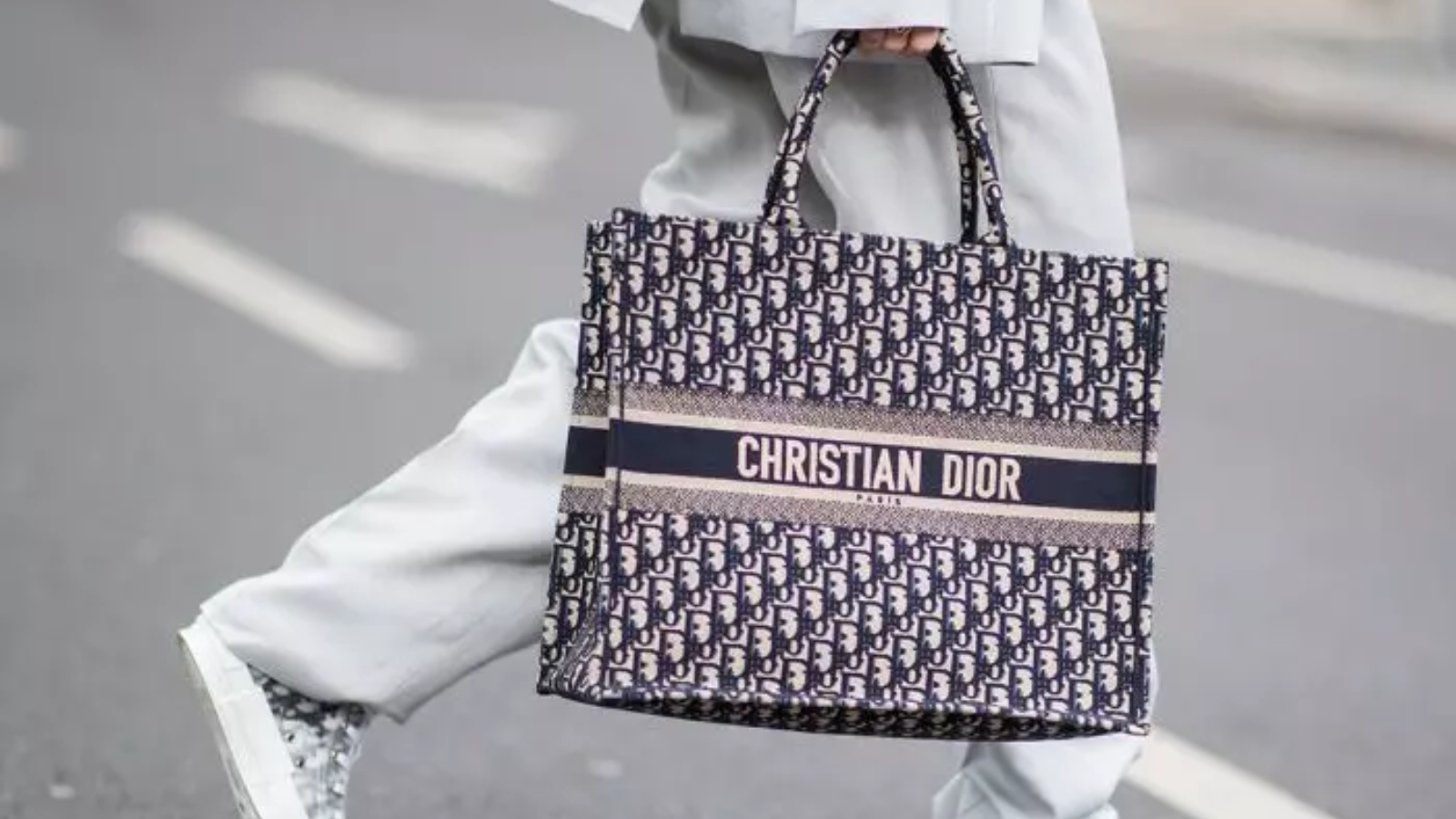 Những thương hiệu túi xách xa xỉ được yêu thích nhất hiện nay (Phần 1) Hinh anh 9: Nhung thuong hieu tui xach xa xi duoc yeu thich nhat hien nay (Phan 1)