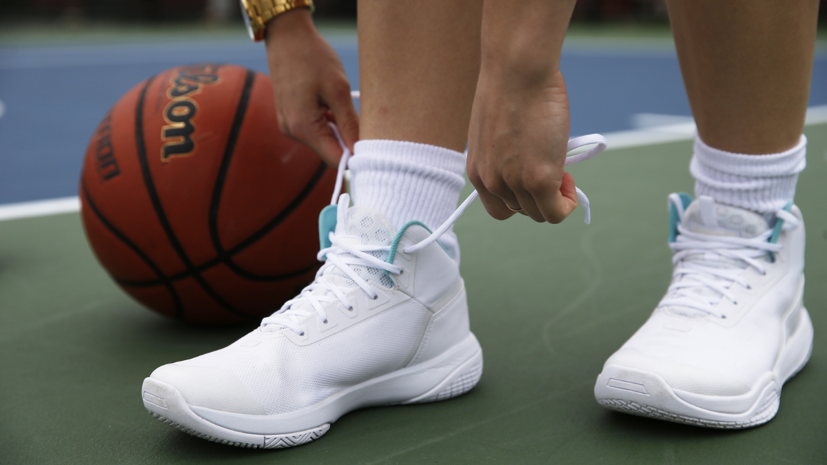 Hinh anh 9: Ve sinh giay bong ro dung va cach bao quan de luon co mot doi giay ra san hoan hao