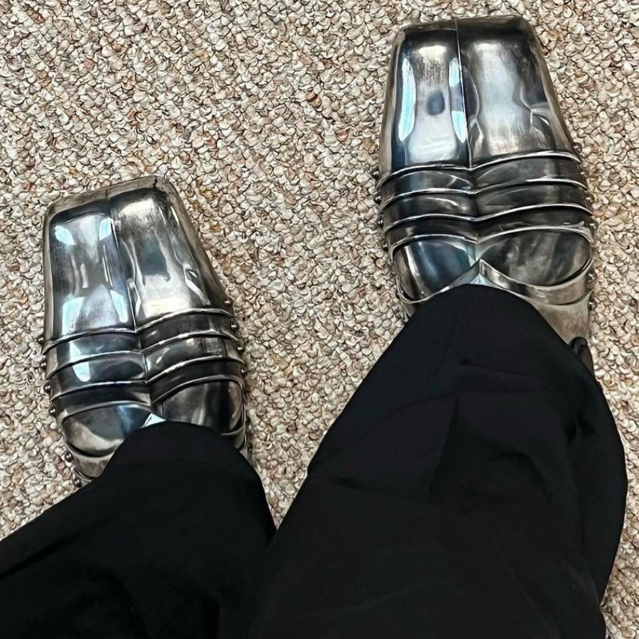 balenciaga-chevalier-derby---doi-giay-mang-dam-phong-cach-thoi-trung-co