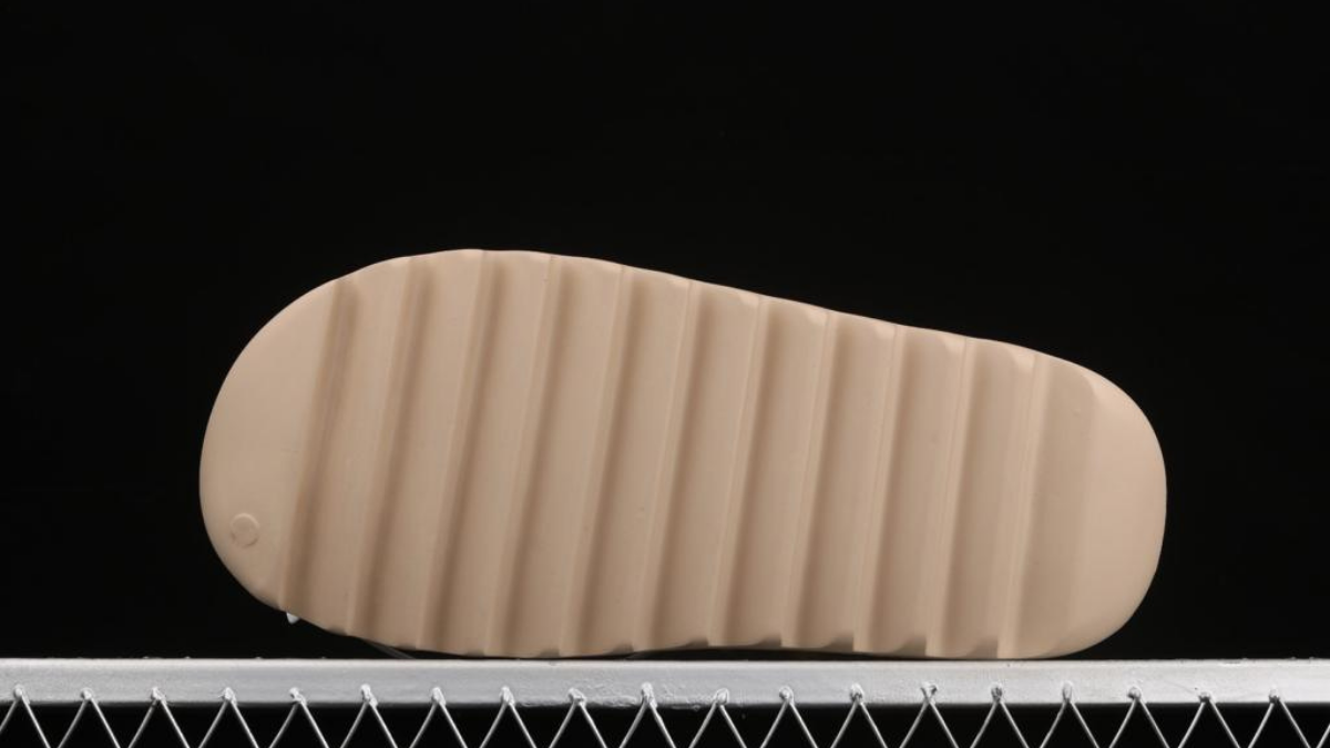 phien-ban-adidas-yeezy-slides-pure-se-tro-lai-vao-ngay-7-thang-3-toi