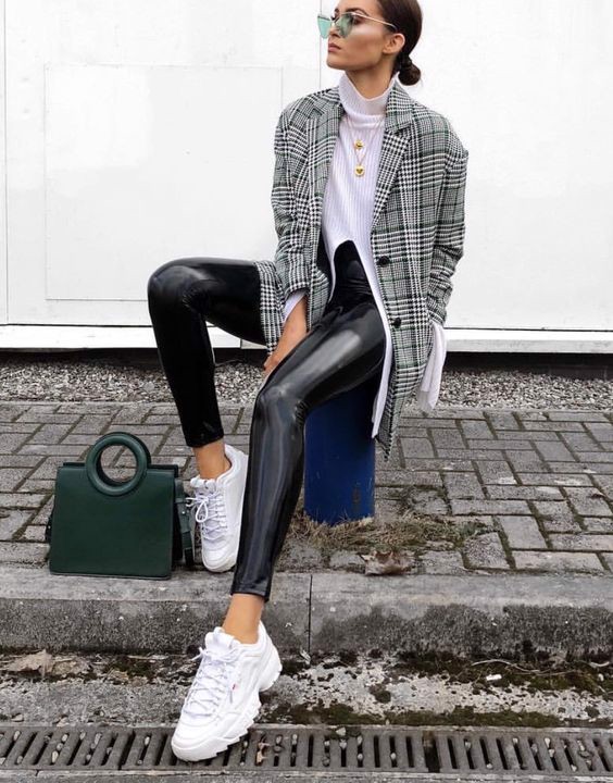 Đã chọn áo len lại phối kèm blazer sọc care Freestyle có vẻ như là lựa chọn của rất nhiều cô nàng trong những ngày thu đông.