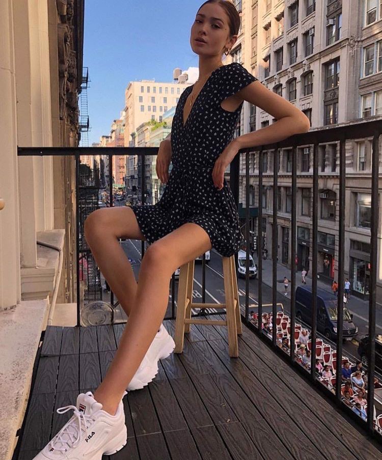 Thử mix đồ với giày thể thao nữ với một chiếc váy chấm bi sẽ giúp set đồ thêm thú vị