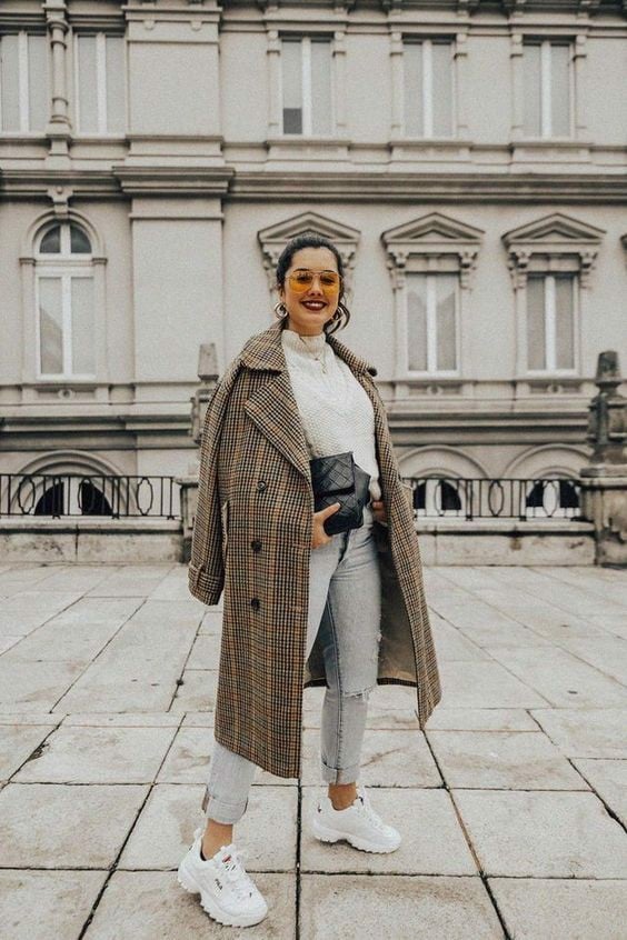 Thanh lịch hơn khi phối đồ với giày FILA với khoác blazer và một chiếc clutch cầm tay để đến công sở rồi