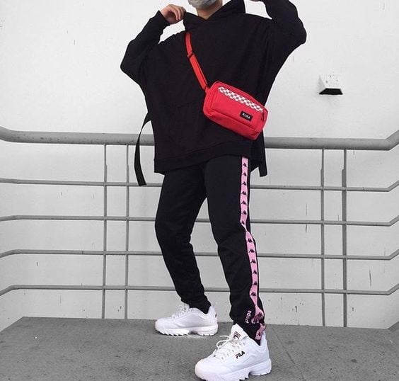 Mọi người cũng có thể đổi gió với sự phối hợp giữa hoodie, quần thể thao mix đồ với giày thể thao nữ cũng sẽ sporty không kém