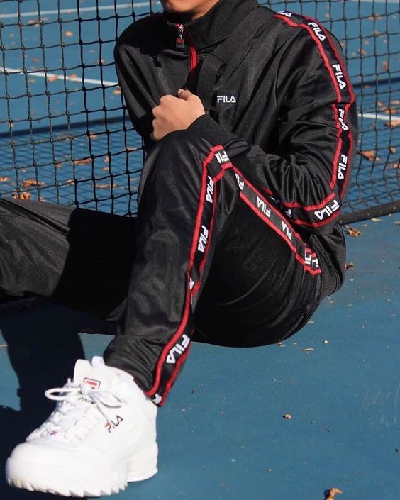 Không chỉ là một cây đồ thể thao mà đây còn là cây đồ FILA luôn đấy nhé, Phối đồng style và phối đồng nhãn hầu như được rất nhiều tín đồ FILA áp dụng khi phối đồ với giày FILA