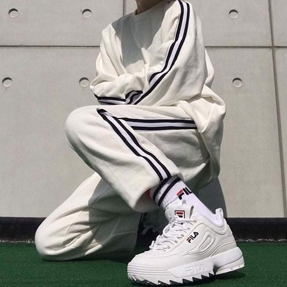 Một cây đồ trắng cực năng động thế này cũng đáng để thử đấy chứ (Sneaker trắng chính là câu trả lời cho câu hỏi giày thể thao màu gì dễ phối đồ nhất)