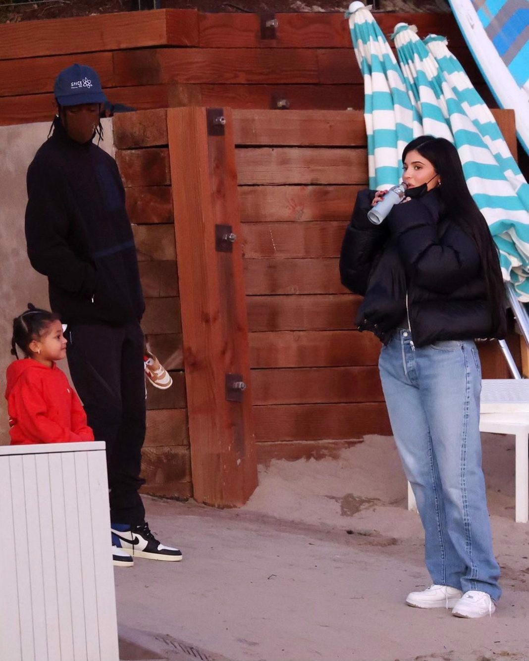 travis-scott-xuat-hien-trong-mot-thiet-ke-la-lung-duoc-menh-danh-la-air-jordan-1-high-cactus-jack-royal