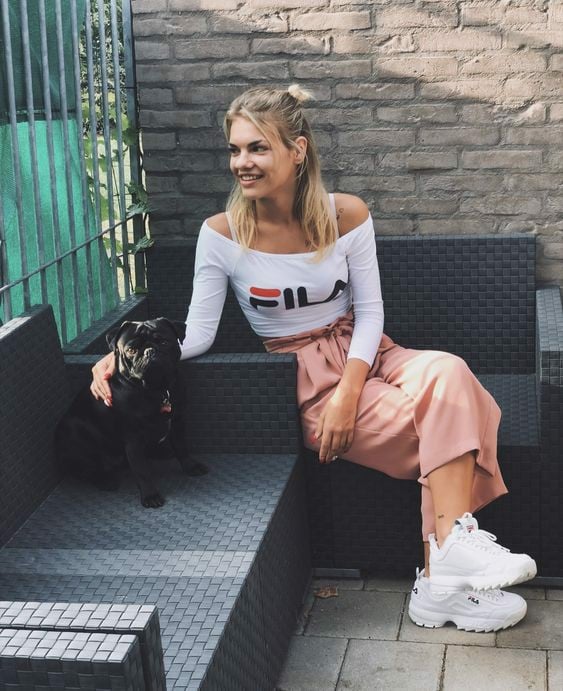 Phối đồ với áo trễ vai không hề khó tí nào, kể cả khi mix đồ với giày thể thao Fila