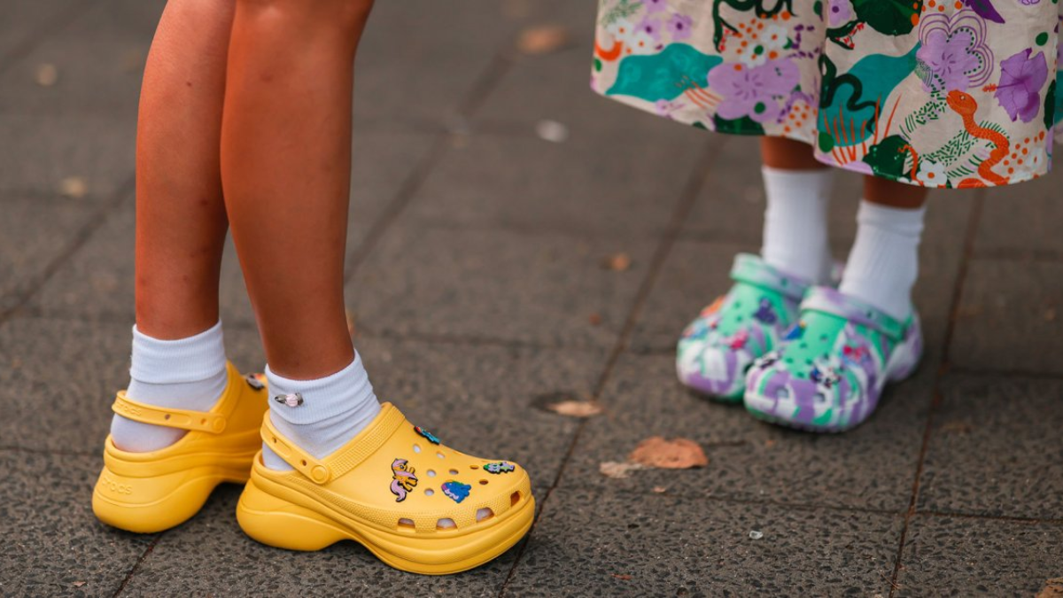 Tại sao Crocs đang bùng nổ trong thời trang ngày nay? Hinh anh 1: Tai sao Crocs dang bung no trong thoi trang ngay nay?