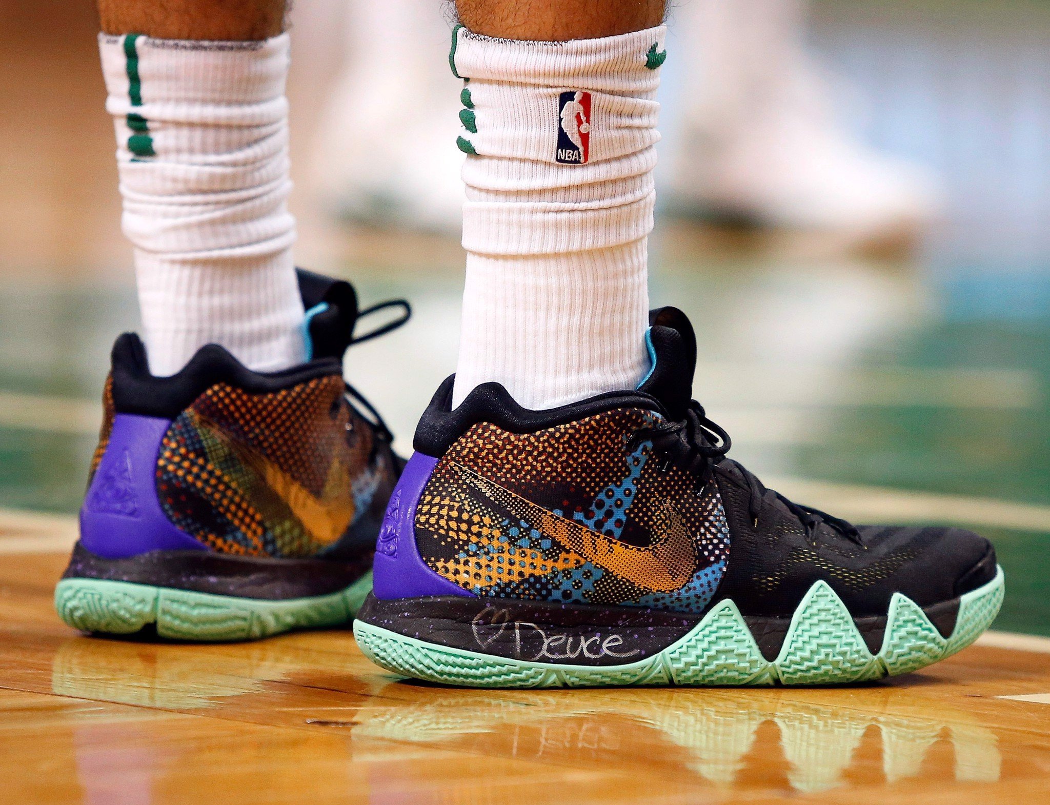 so-sanh-hieu-nang-cua-hai-doi-giay-bong-ro-nike-kyrie-5-va-nike-kyrie-4