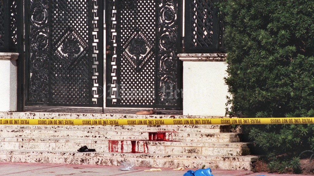 hien truong tham sat nha thiet ke versace